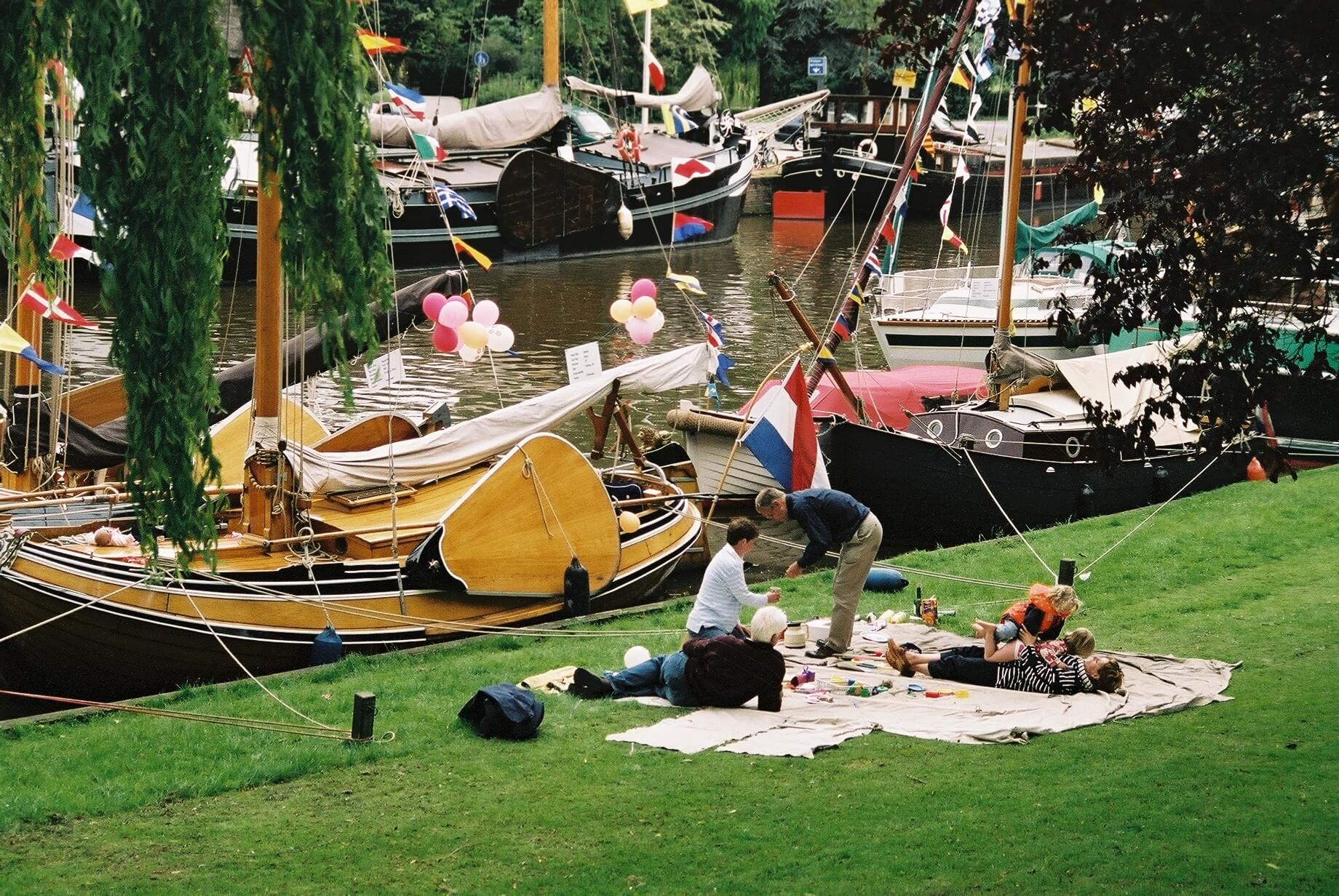 Prinsentuin water schepen zeilen picknicken gezelligheid ontspanning genieten stad Friesland wonen werken leven