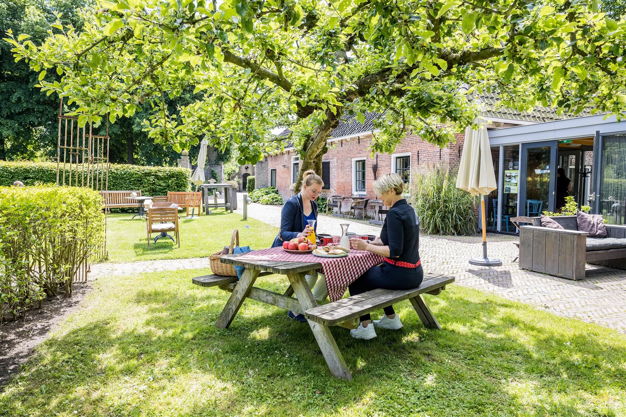 Restaurant picknick gezelligheid ontspanning groen natuur genieten wonen leven werken Friesland dorp