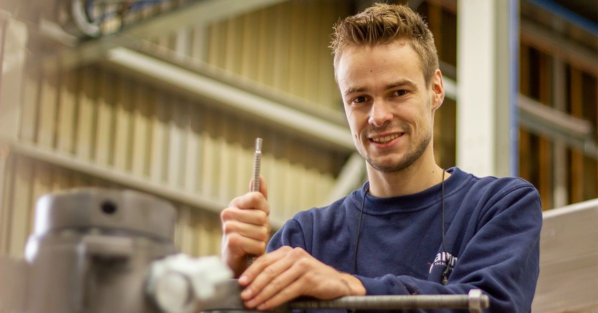 Werknemer werkt aan een machine