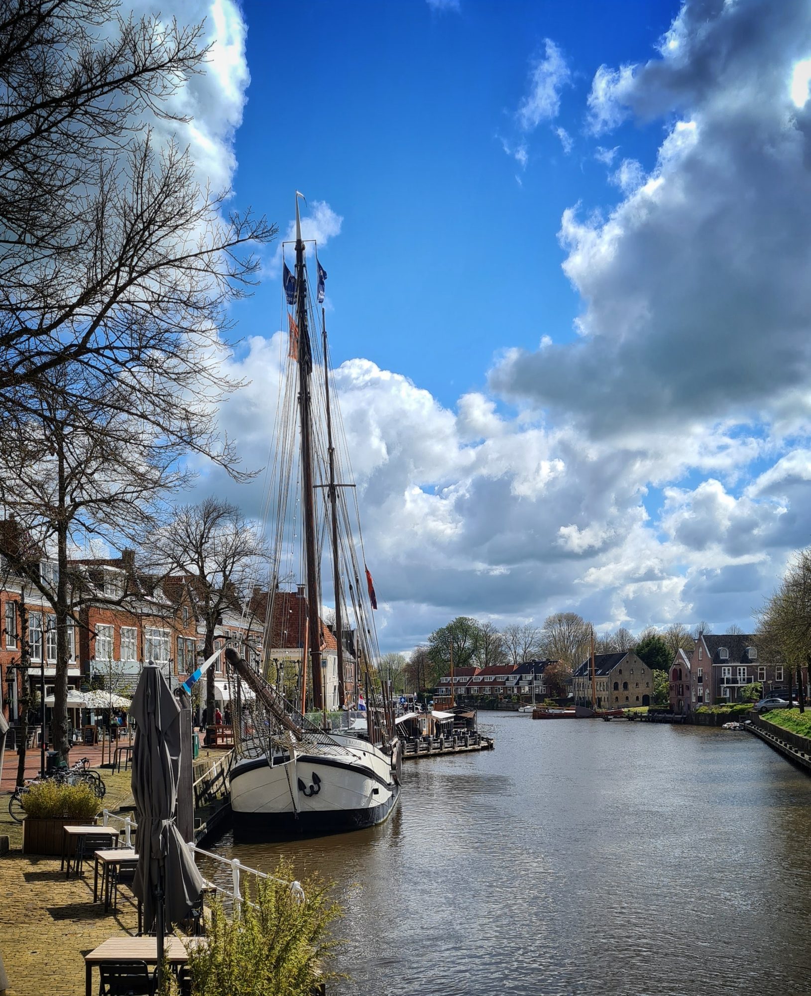 Dokkum schepen water huizen wonen werken leven stad vrijheid genieten Friesland