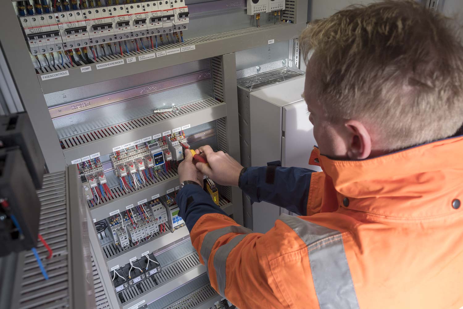 Mous Waterbeer medewerken aan het werk in Friesland