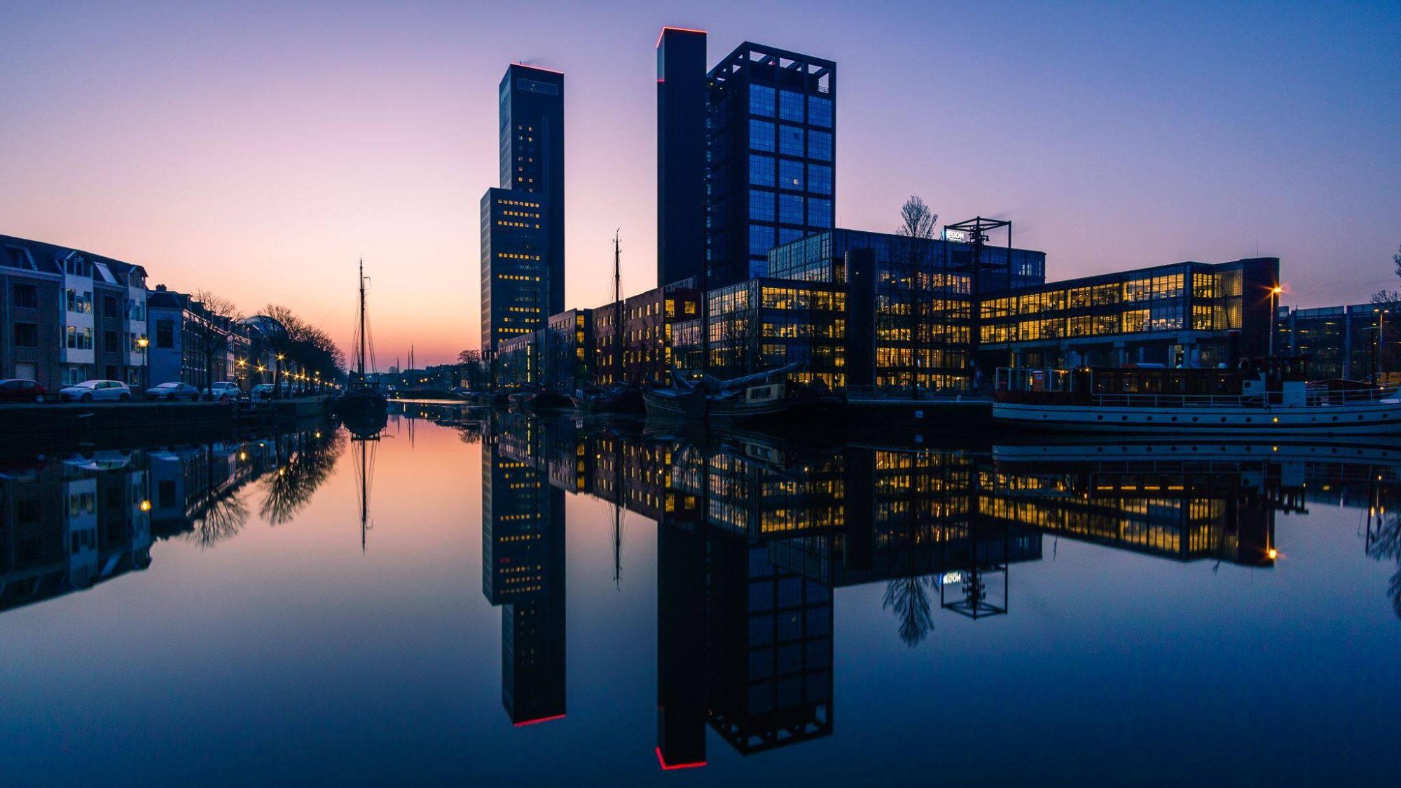 Boomsma distilleerderij Beeld leeuwarden achmea toren bij zonsondergang boten kade water