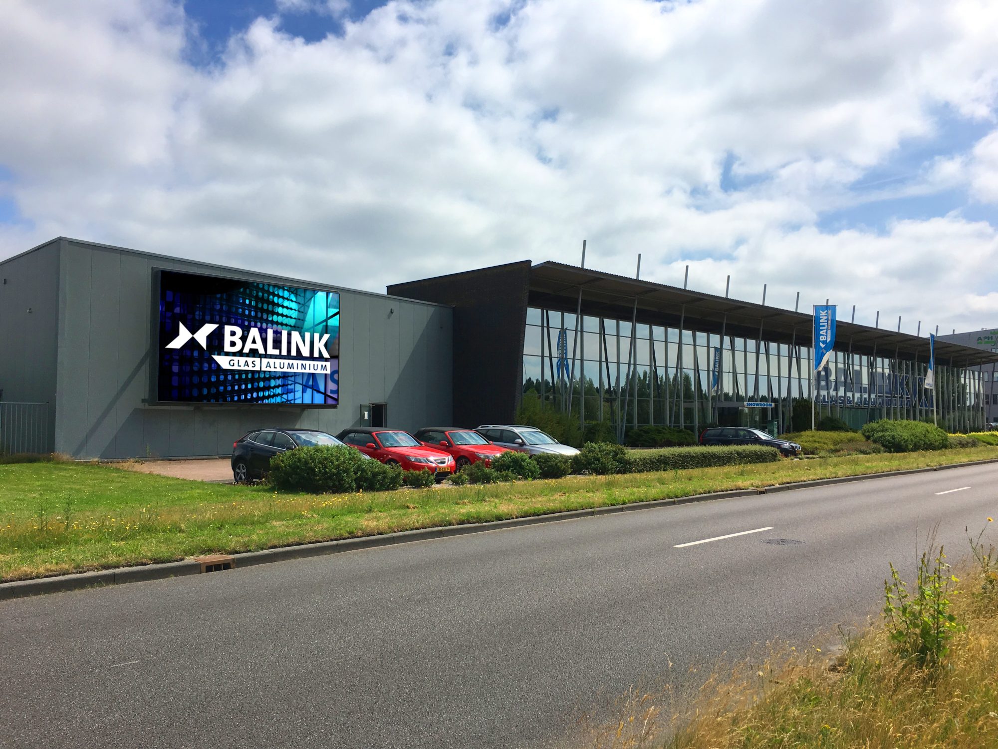 Balink Glas Aluminium grijs blauwe letters en icoon voorkant pand locatie