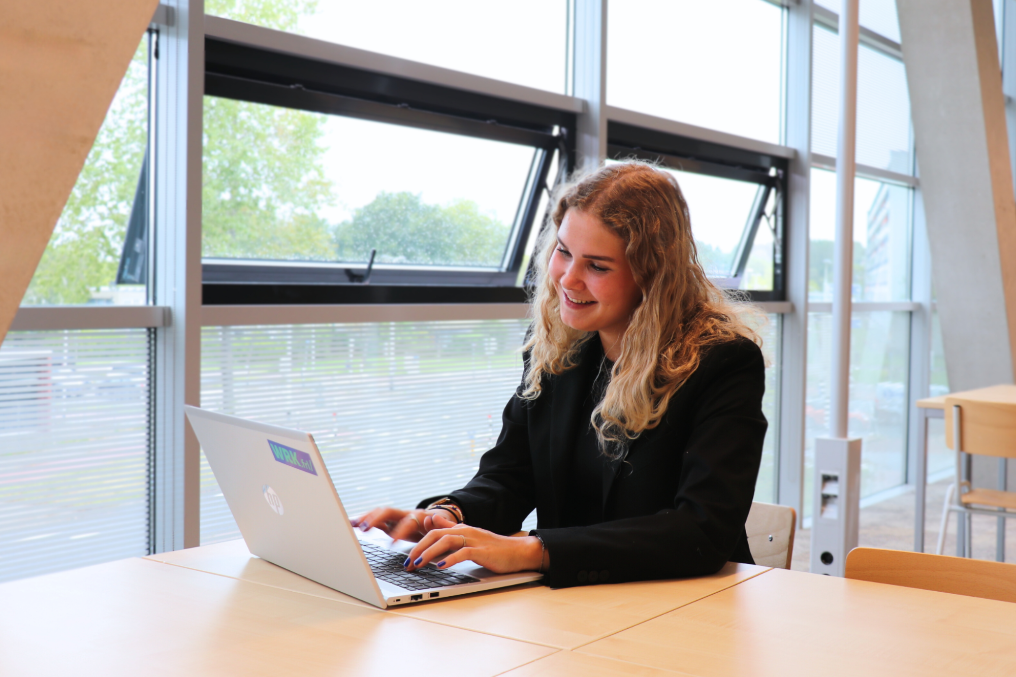 Geboren en getogen in Sneek, heeft ze de afgelopen jaren veel tijd doorgebracht in Enschede voor haar studie Communicatiewetenschap aan de Universiteit Twente. Hoewel haar studie haar veel heeft gebracht, bleef het gevoel knagen dat Friesland haar ware thuis is. “In Enschede voelde ik me nooit echt helemaal op mijn plek,” vertelt Simone. “De mensen zijn aardig, maar Friesland heeft een sfeer die voor mij veel vertrouwd en warmer voelt.”